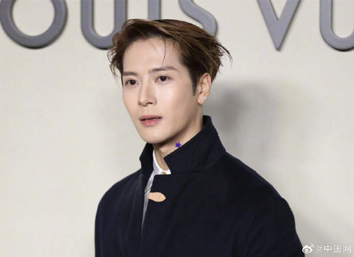 为什么王嘉尔会在全球巡演中多次展示国旗？