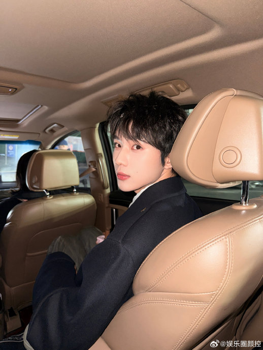 刘涛和吴添豪与吴镇宇对戏时的反应和表演有何不同？