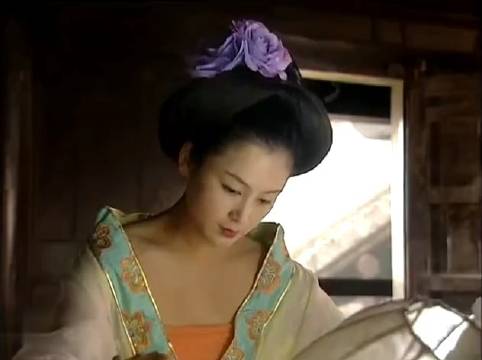 陈红在大明宫词中有种盛世牡丹即将枯萎凋零的明亮哀艳之美！