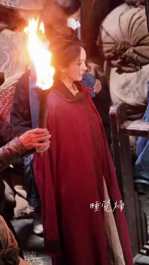 杨幂江山大同路透曝光，古韵造型引热议