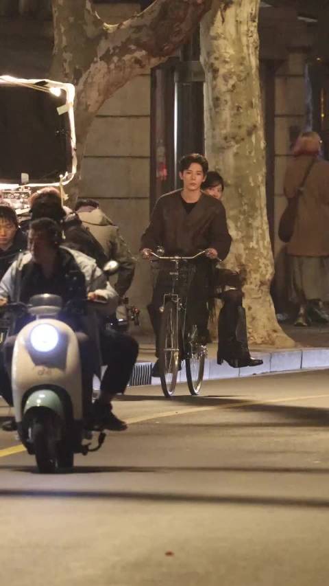 王安宇章若楠新剧骑单车路透曝光