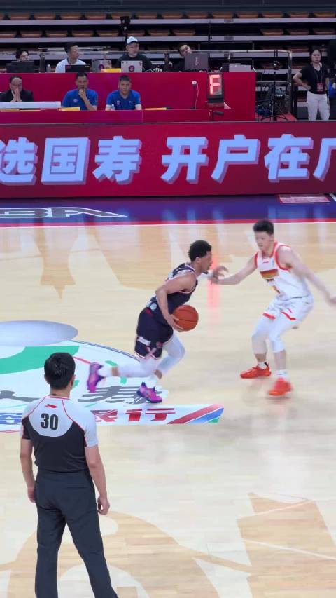 威金顿和徐昕这个空接太飘逸了，CBA需要更多这样的精彩瞬间