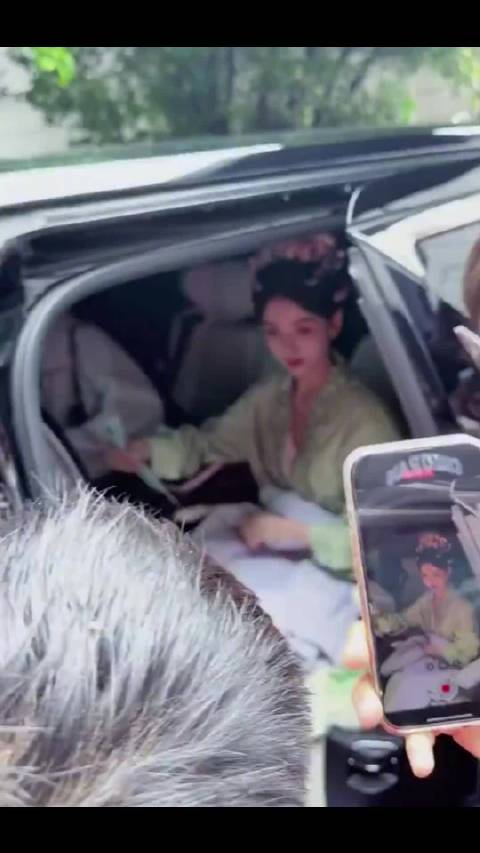 宋祖儿收信遭男粉递戒指求婚