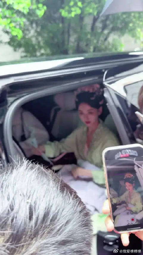 宋祖儿探班遭男粉突然求婚现场错愕