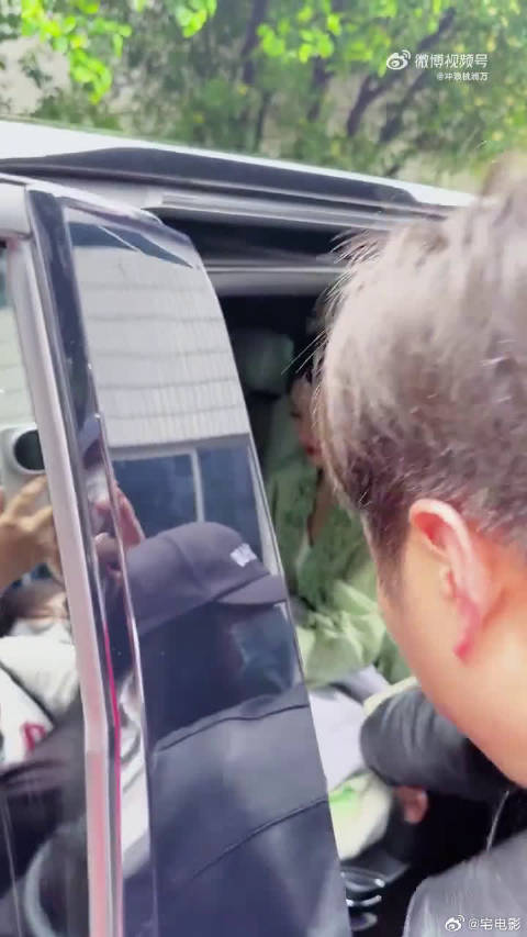 宋祖儿当时估计一脸问号吧，安安静静收信都能遇到这种事，太突然了