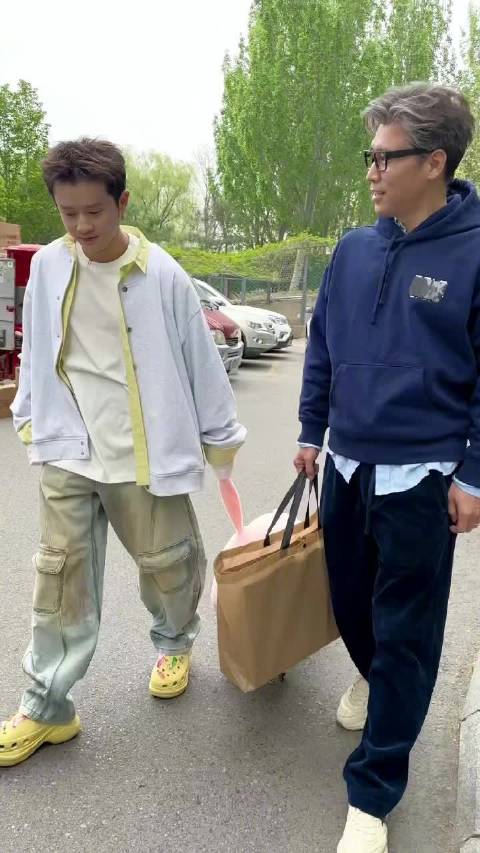 李乃文王勉小区遛猪引围观，4月20日节目上线