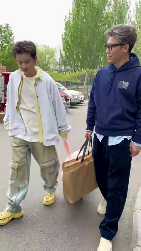 毛雪汪路透王勉李乃文小区遛猪