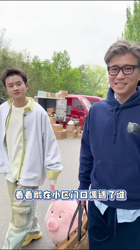 王勉小区遛猪引围观，李乃文直言看不懂