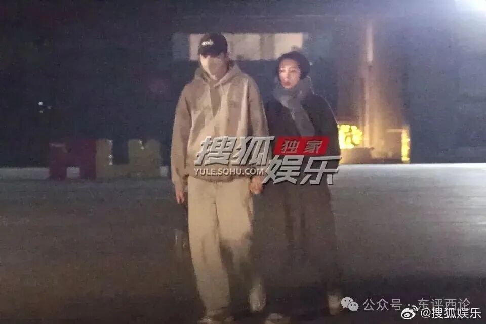 俞灏明王晓晨牵手散步被拍,网友直呼:这“老夫老妻”既视感也太绝了