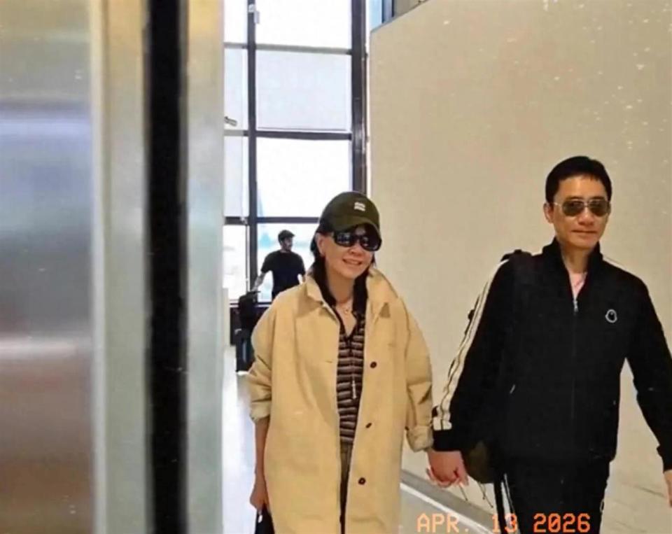 梁朝伟刘嘉玲手牵手现身机场,网友:很甜蜜,越来越有夫妻相!