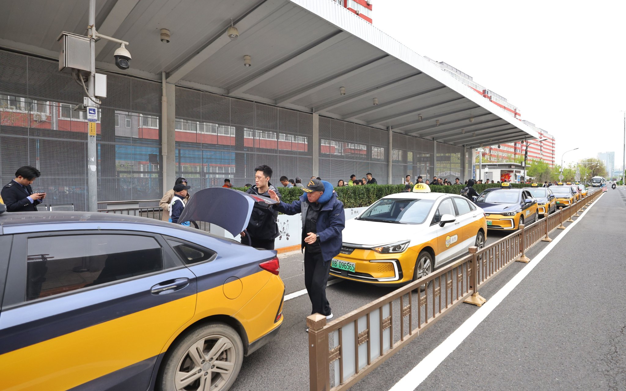 北京南站路沿線設置了四個出租車蓄車區，累計可蓄車330輛。新京報記者 王貴彬 攝