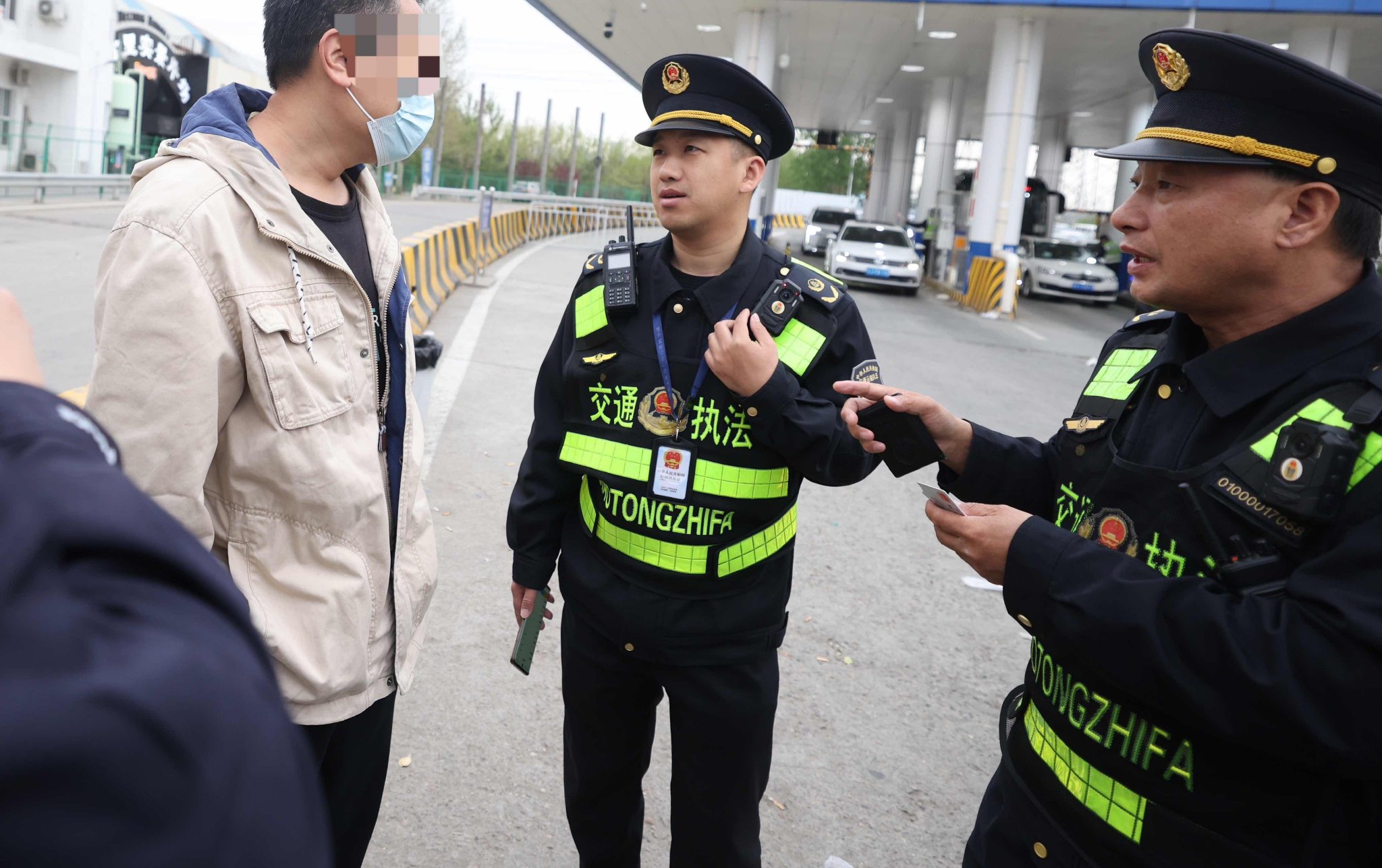 為了證實司機違法營運的事實，執法人員耐性勸說乘坐非法營運車輛的乘客並調查取證。新京報記者 王貴彬 攝