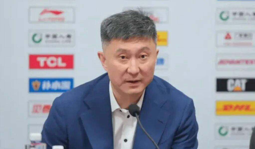 CBA最新动态:杜锋引发球迷争议,上海男篮将帅冲突,辽宁外援确定续约