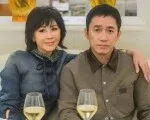 梁朝伟夫妇牵手现身机场，影帝社恐爆发像个腼腆大男孩，刘嘉玲优雅从容