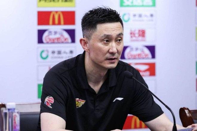 媒体人：杜锋指导透露任骏飞今晚将缺席比赛，并谈论G2应变