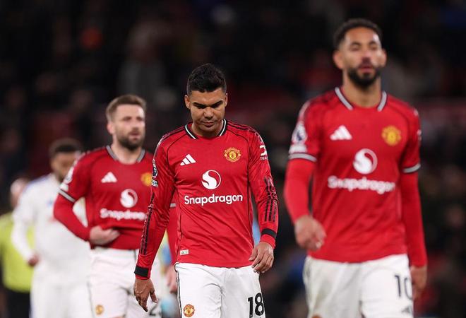 主场爆冷！十人曼联1-2利兹联 近4轮仅1胜仍排第3 中卫拽头发染红