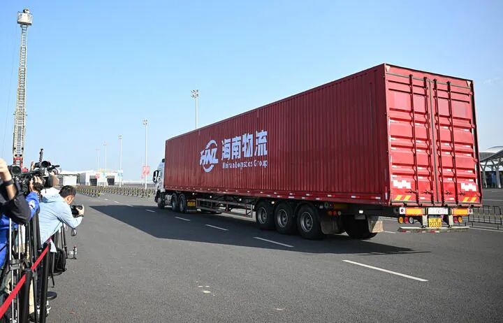 2025年12月18日在海口新海港和南港「二線口岸」（貨運）集中查驗場拍攝的第一批通關貨車。新華社記者 蒲曉旭 攝