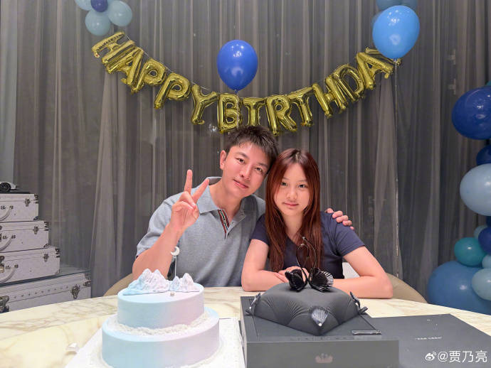 贾乃亮42岁生日低调庆生!甜馨亲手做蛋糕告白,简单幸福打破外界流言蜚语