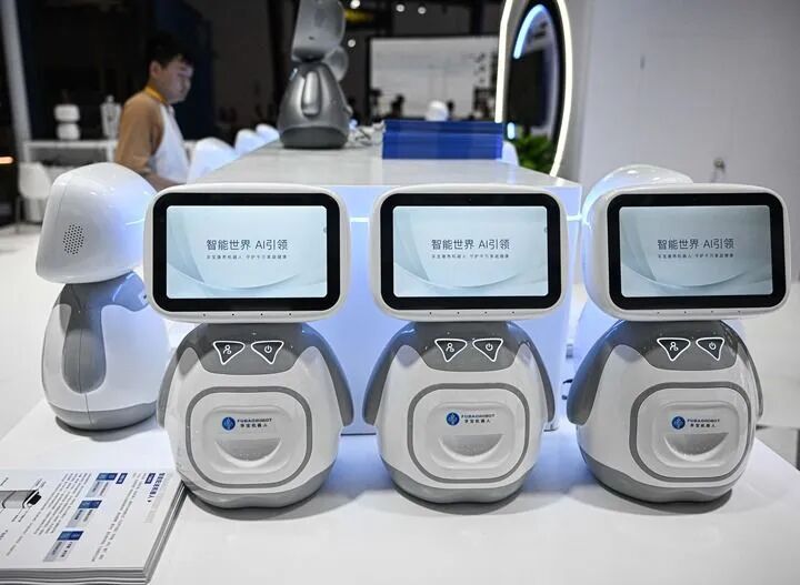 2026年4月11日在第六屆消博會主會場拍攝的康養陪伴機器人。新華社記者 蒲曉旭 攝