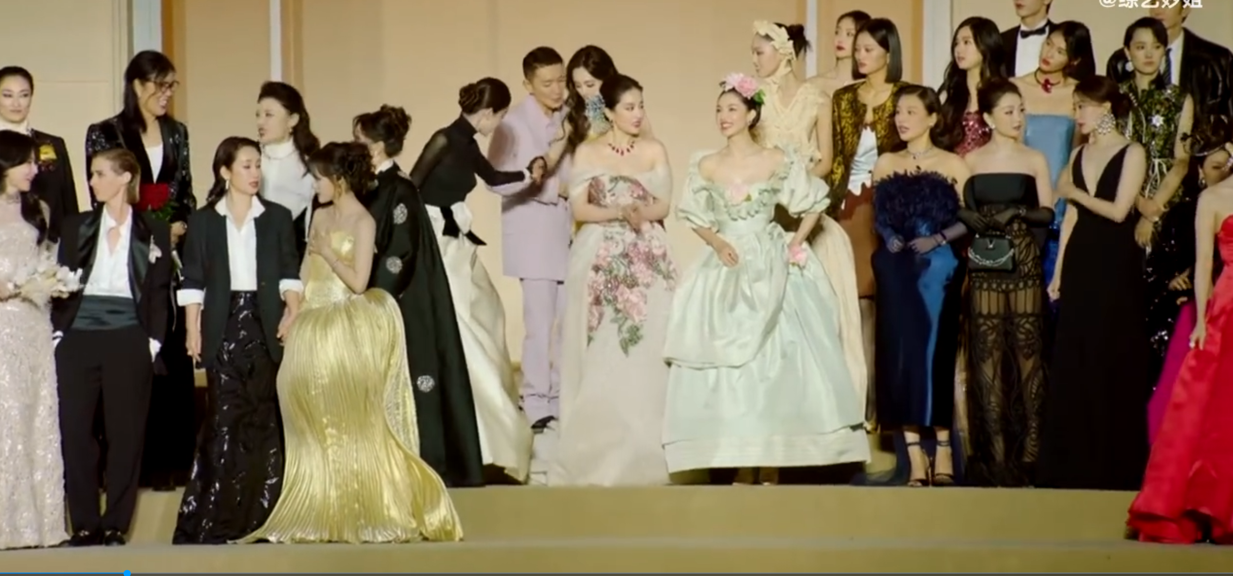 VOGUE2025时尚盛典大合照公布,刘亦菲杨幂双C位,总编刘冲挤进二人中间,还把刘亦菲裙子踩了,冲上热搜