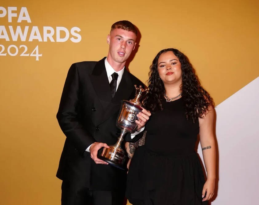 球迷调侃帕尔默很快加盟曼联，其姐姐否认：我驳斥