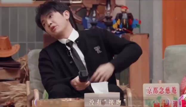 颜人中评汪苏泷欧阳娜娜合作舞台称无接吻