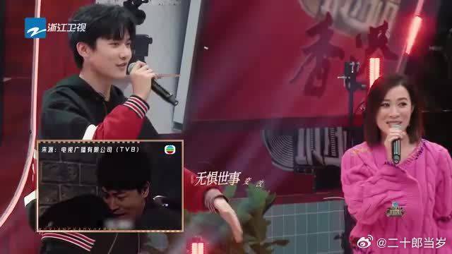 佘诗曼周柯宇合唱《使徒行者》主题曲，背景画面一出，都是回忆呀