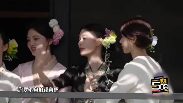 任敏提醒王影璐参与合照，暖心举动获赞