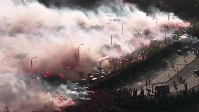 马竞大巴抵达体育场的画面....氛围太恐怖了