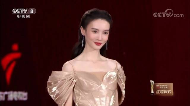 金晨终于认真打扮了，身穿金色鱼尾裙秀完美曲线，腰臀比绝了！