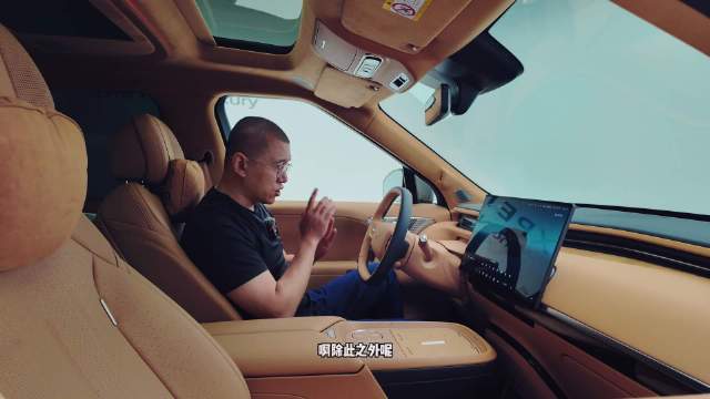 小鹏GX搭载全线控转向，方向盘一圈打满、坐姿可调