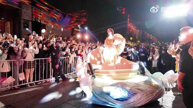 元宵节的福州封神了！毛晓彤在福州三坊七巷跳舞！