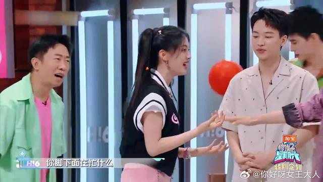 杨超越被球砸到头，丁禹兮一脸紧张，被可爱到了