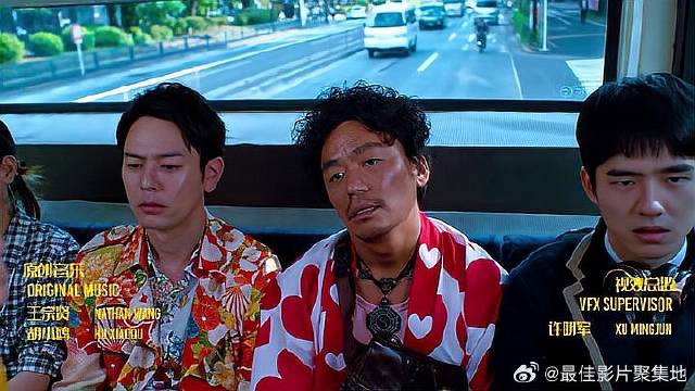 恶霸跟了宝强一路，富少实在受不了，一屁股坐晕他