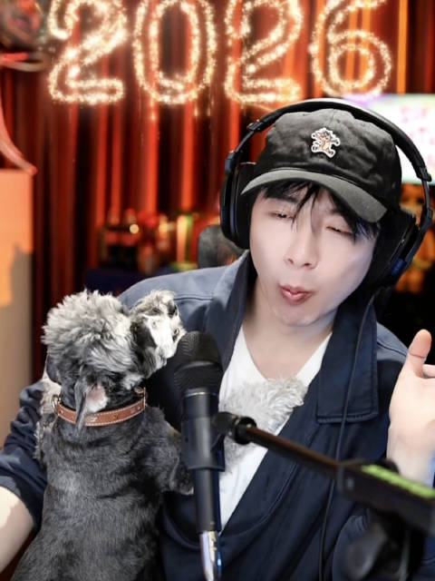 看我们呆呆多懂事，说我们太臭了马上转头了，不许嫌弃我们女明星