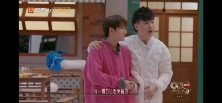 汪苏泷见鱼欲拿被胡彦斌搂抱显娇态