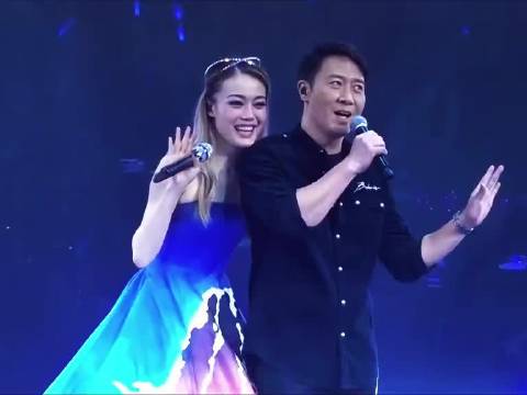 英皇一姐见到黎明，失控现场，容祖儿在黎明面前就是一个小迷妹！