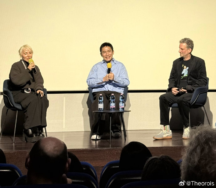 除了看电影，梁朝伟还有哪些体现他内向性格的行为或故事？