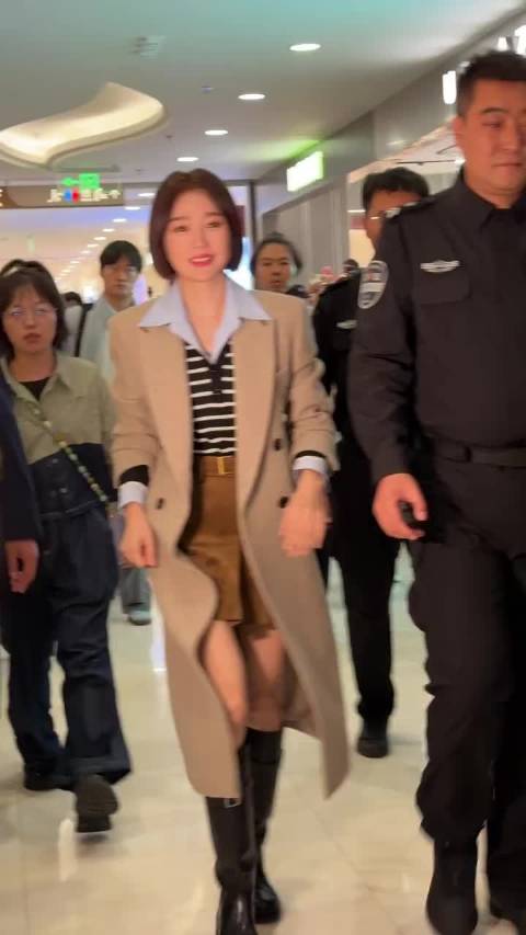一个西装岚向妳缓缓走来 @秦岚 超级好看 怎么那么帅了啦 秦岚静韵品牌代言人