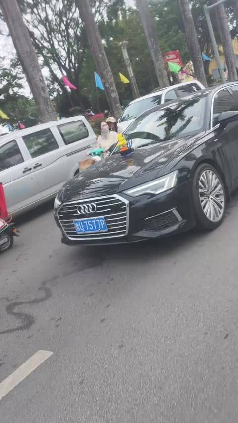 云南泼水节车主装喷水小鸡无差别扫射路人