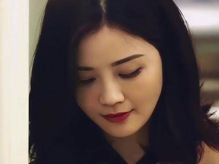 隐婚四年缄默如谜，踏着郑中基的泪痕登顶，阿Sa才是真正的狠角色！