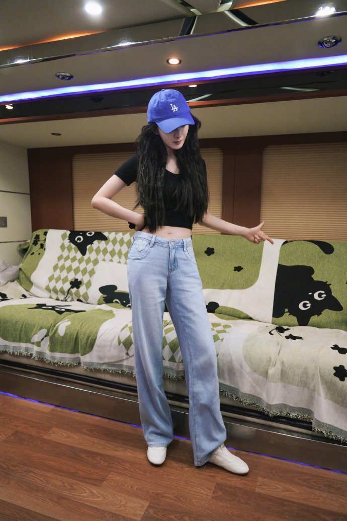 杨幂晒照尽显少女感,身材颜值均在线,新剧路透受期待