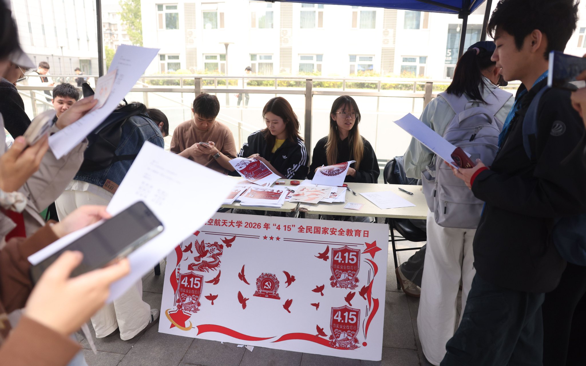 同學們拿出手機學習知識並答題。 新京報記者李木易 攝