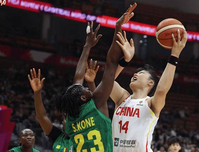 3大中锋合体首秀:李月汝21+11立头功 全上双合砍47+18制胜_中国女篮_韩旭_张子