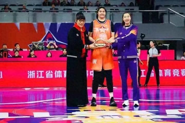 中国女篮“海拔”奇观!郑海霞、韩旭、张子宇三代中锋同框亮相