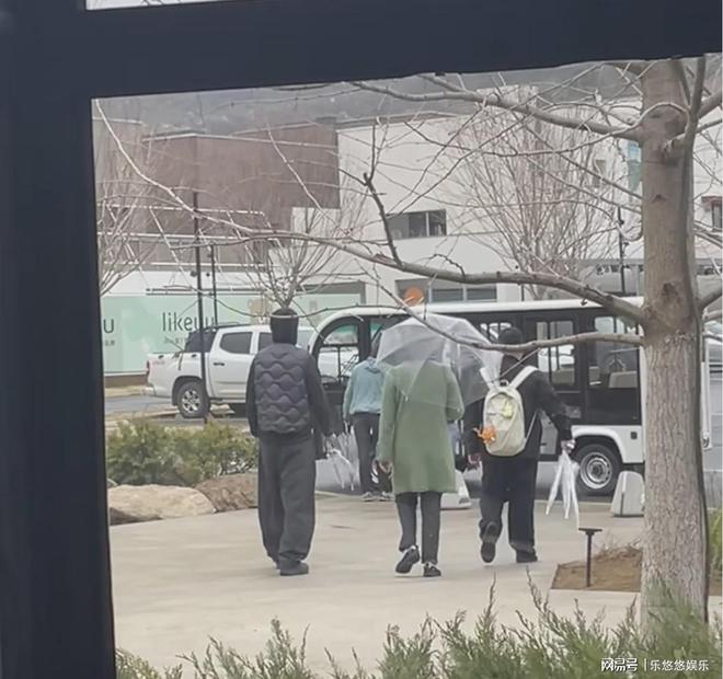 魏晨一家阿那亚度假，三岁儿子大长腿抢镜，后脑勺都很像爸爸魏晨