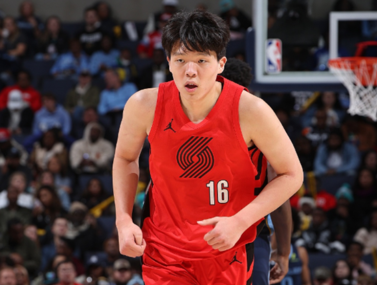 杨瀚森躺赢！中国球员时隔8年晋级NBA季后赛 前一位18年火箭周琦