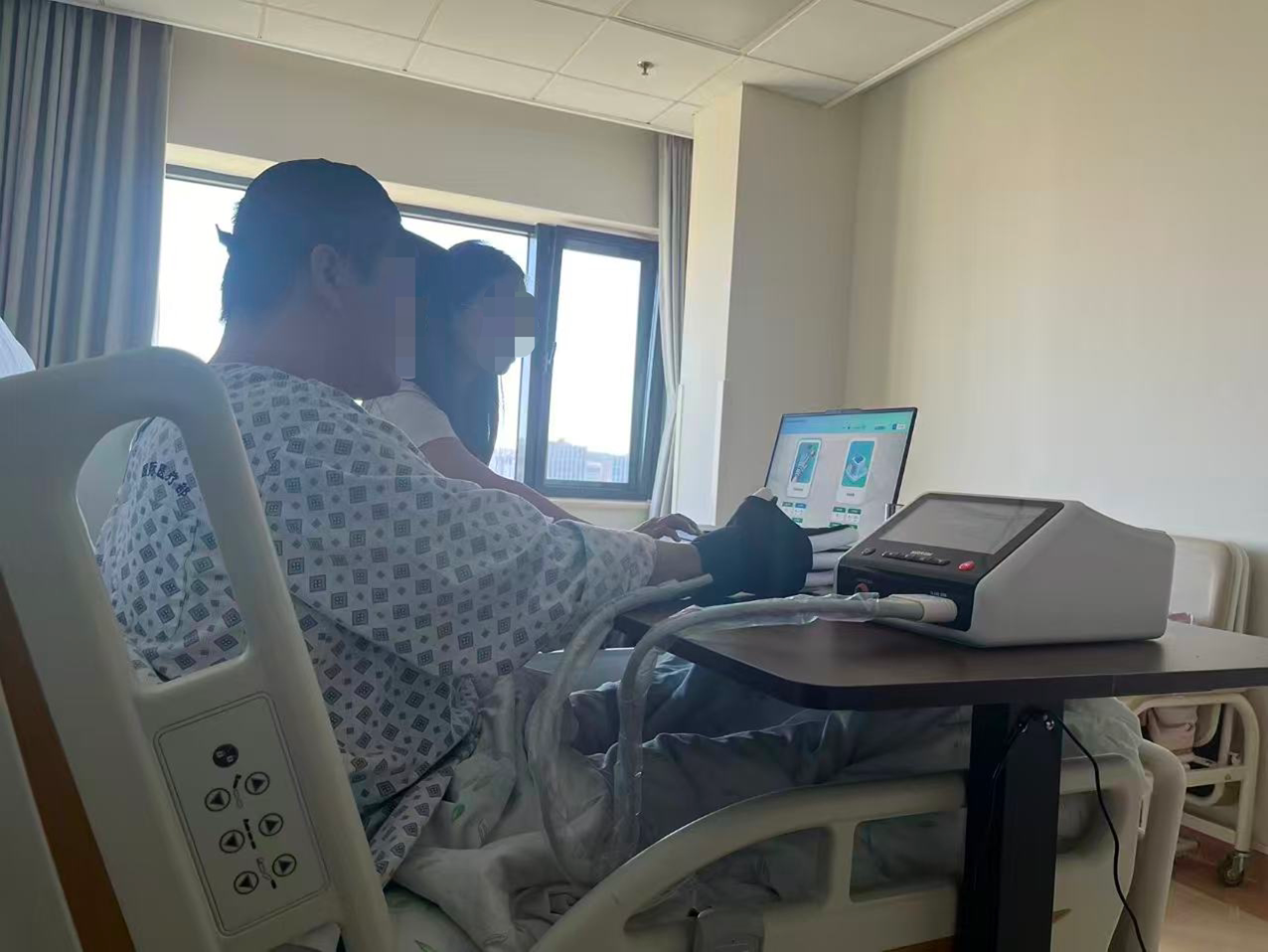 患者張康在接受腦機接口手術後康復訓練。新京報貝殼財經記者 丁爽 攝