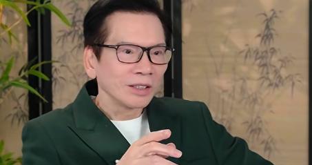 向华强自曝与向太分房睡十多年，“她凌晨刷短剧，我刚醒她正要睡”，网友：相爱和尊重不矛盾