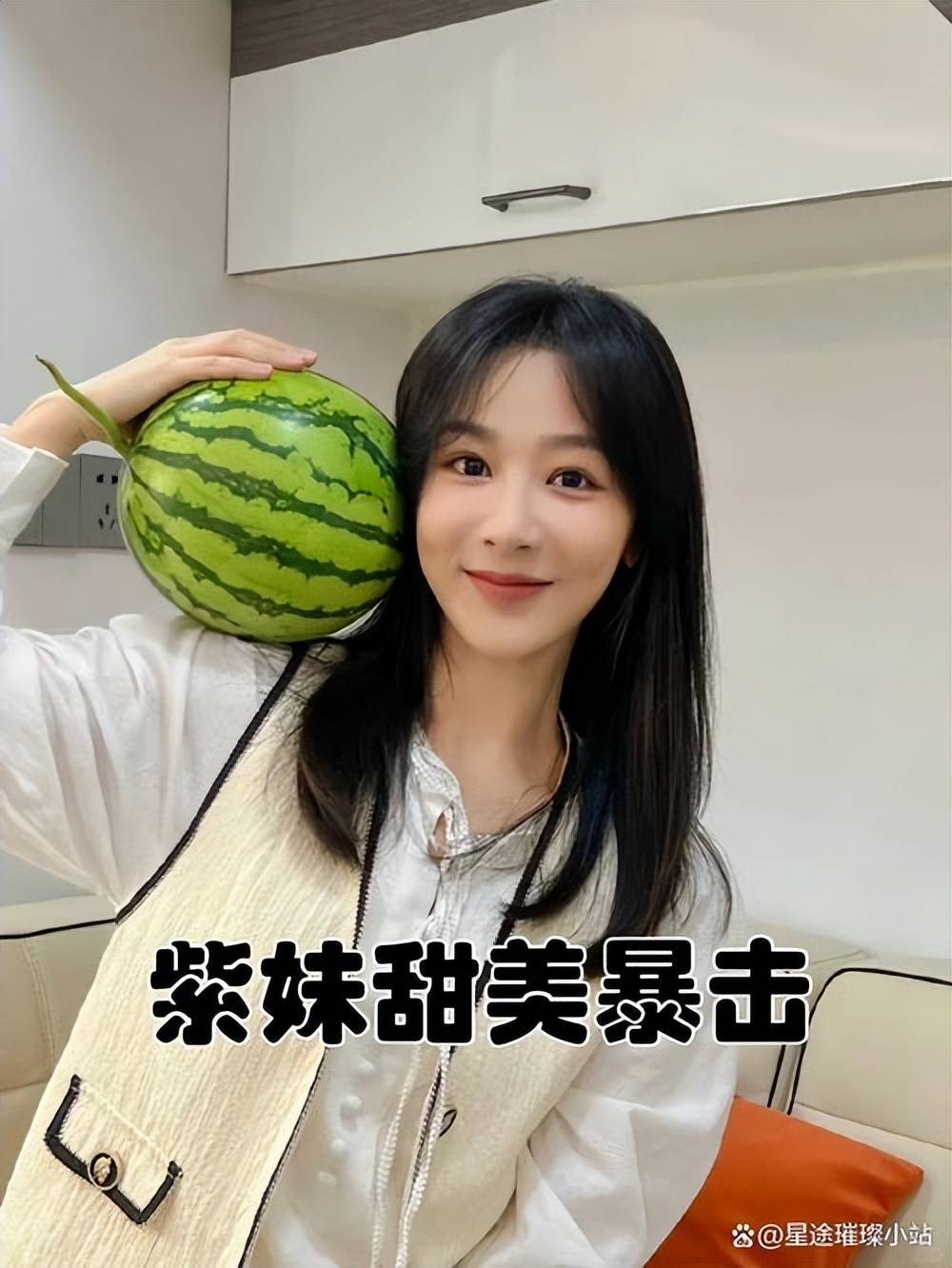 杨紫直播大型“宠粉翻车”，吃披萨忘给粉丝先吃，慌神补喂太可爱